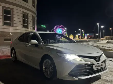 Toyota Camry 2021 года за 14 800 000 тг. в Актобе – фото 2