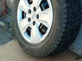 Шины с дисками и колпаками от Хендай крета за 220 000 тг. в Жезказган