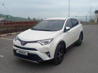 Toyota RAV4 2018 года за 13 400 000 тг. в Актау