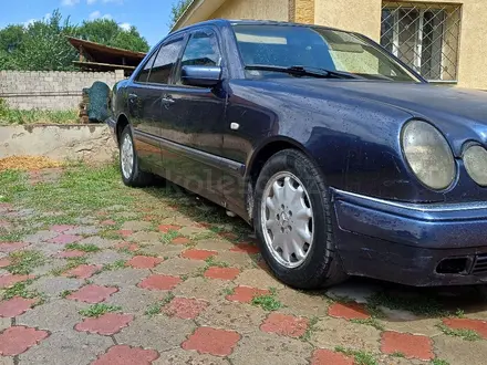 Mercedes-Benz E 300 1998 года за 2 200 000 тг. в Алматы – фото 2