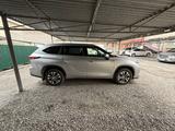 Toyota Highlander 2022 года за 23 850 000 тг. в Семей – фото 4