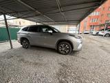 Toyota Highlander 2022 года за 23 850 000 тг. в Семей – фото 2