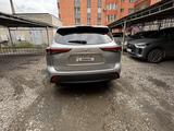Toyota Highlander 2022 года за 23 850 000 тг. в Семей – фото 3
