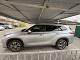 Toyota Highlander 2022 года за 23 850 000 тг. в Семей – фото 5