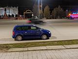 Volkswagen Touran 2004 года за 4 500 000 тг. в Тараз – фото 2