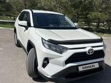 Toyota RAV4 2022 года за 14 800 000 тг. в Караганда – фото 2