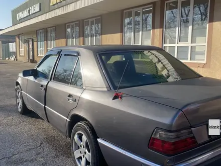 Mercedes-Benz E 220 1992 года за 2 100 000 тг. в Есик – фото 3