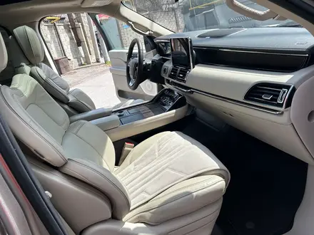 Lincoln Navigator 2018 года за 30 599 000 тг. в Алматы – фото 14