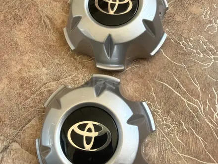 НОВЫЕ колпачки/заглушки/колпаки на диски, на ступицу Toyota за 4 000 тг. в Уральск – фото 2