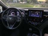 Toyota Camry 2021 года за 10 800 000 тг. в Уральск – фото 3
