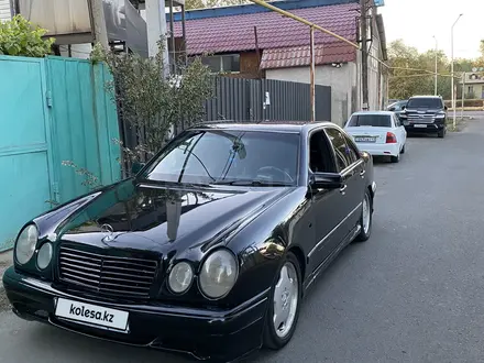 Mercedes-Benz E 320 1997 года за 2 700 000 тг. в Алматы – фото 3