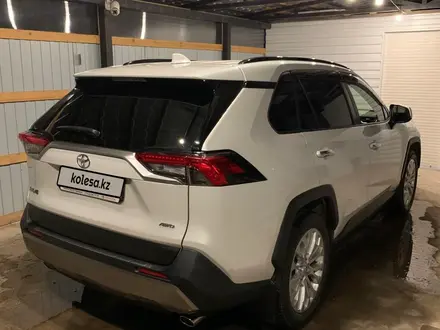 Toyota RAV4 2022 года за 20 500 000 тг. в Уральск – фото 3