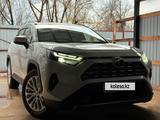 Toyota RAV4 2022 года за 20 500 000 тг. в Уральск – фото 5