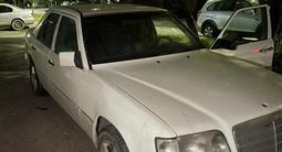 Mercedes-Benz E 220 1997 года за 1 350 000 тг. в Астана – фото 2