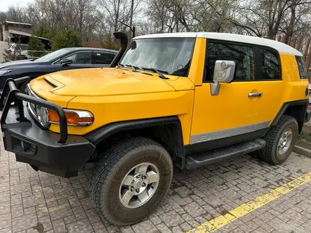 Toyota FJ Cruiser 2011 года за 13 850 000 тг. в Алматы – фото 2