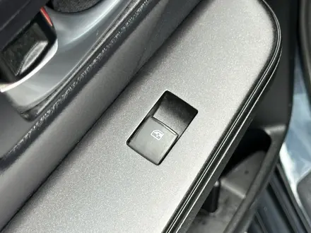 Toyota Camry 2017 года за 8 650 000 тг. в Актобе – фото 10