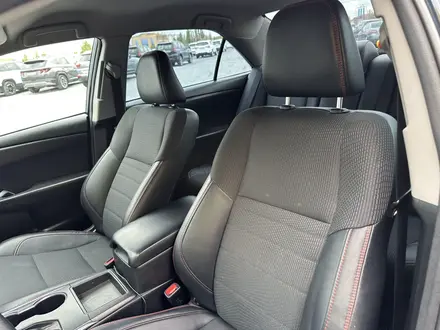 Toyota Camry 2017 года за 8 650 000 тг. в Актобе – фото 11