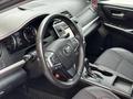 Toyota Camry 2017 года за 8 650 000 тг. в Актобе – фото 13