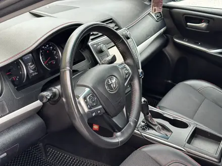 Toyota Camry 2017 года за 8 650 000 тг. в Актобе – фото 13