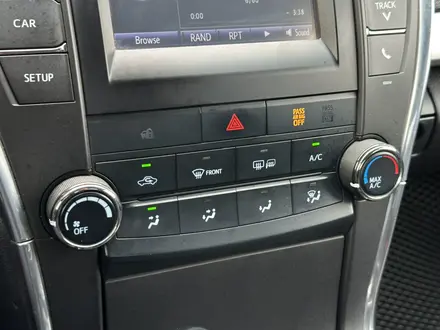 Toyota Camry 2017 года за 8 650 000 тг. в Актобе – фото 24