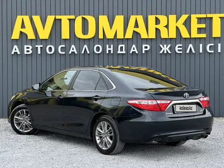 Toyota Camry 2017 года за 8 650 000 тг. в Актобе – фото 3