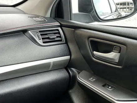 Toyota Camry 2017 года за 8 650 000 тг. в Актобе – фото 5
