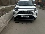 Toyota RAV4 2023 года за 17 500 000 тг. в Астана – фото 2