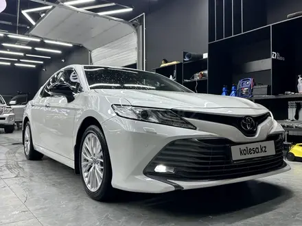 Toyota Camry 2019 года за 14 950 000 тг. в Караганда – фото 2