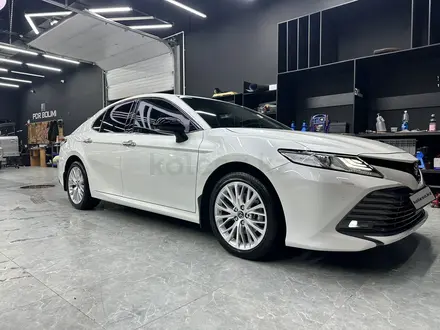 Toyota Camry 2019 года за 14 950 000 тг. в Караганда – фото 3