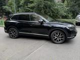 Volkswagen Touareg 2022 года за 33 000 000 тг. в Алматы – фото 2