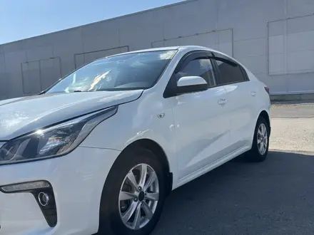 Kia Rio 2018 года за 6 300 000 тг. в Атырау – фото 2