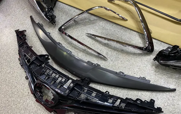 Накладка решетки на Toyota Camry 75 ORIGINAL за 28 000 тг. в Алматы