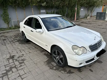 Mercedes-Benz C 200 2006 года за 2 800 000 тг. в Астана – фото 2