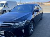 Toyota Camry 2017 года за 13 500 000 тг. в Уральск – фото 2