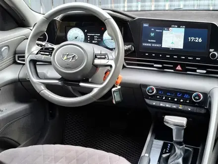 Hyundai Elantra 2023 года за 8 450 000 тг. в Уральск – фото 16