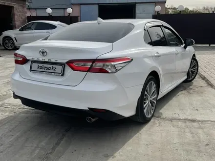 Toyota Camry 2018 года за 14 000 000 тг. в Петропавловск – фото 2