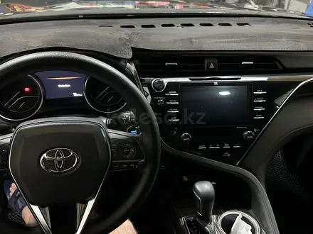 Toyota Camry 2019 года за 12 000 000 тг. в Атырау – фото 3