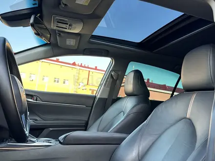 Toyota Camry 2019 года за 12 000 000 тг. в Атырау – фото 4
