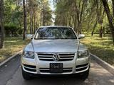 Volkswagen Touareg 2006 года за 6 500 000 тг. в Алматы – фото 2