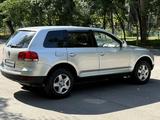 Volkswagen Touareg 2006 года за 6 500 000 тг. в Алматы – фото 3