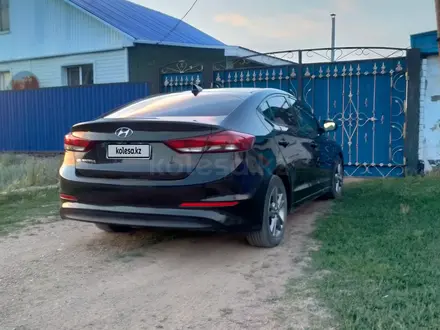 Hyundai Elantra 2017 года за 5 000 000 тг. в Актобе – фото 3