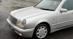 Mercedes-Benz E 320 1999 года за 3 400 000 тг. в Караганда – фото 2