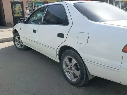 Toyota Camry 1998 года за 2 200 825 тг. в Алматы – фото 18