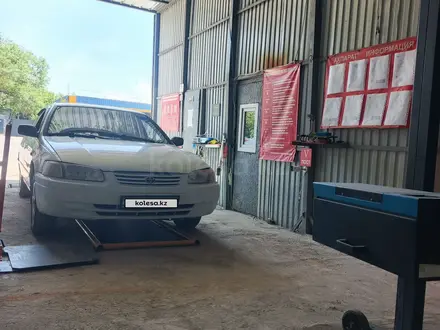 Toyota Camry 1998 года за 2 200 825 тг. в Алматы – фото 20