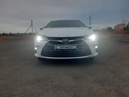 Toyota Camry 2017 года за 7 000 000 тг. в Актобе – фото 2