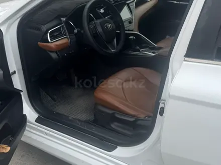 Toyota Camry 2018 года за 7 900 000 тг. в Актау – фото 9