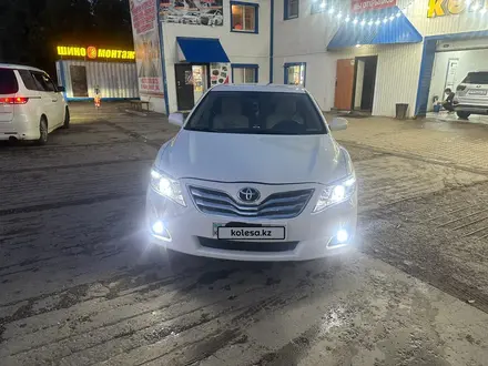 Toyota Camry 2010 года за 7 100 000 тг. в Уральск – фото 2