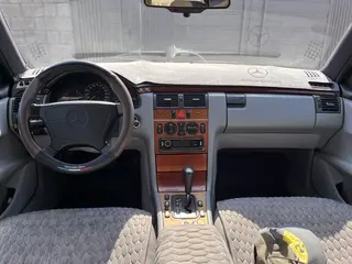 Mercedes-Benz E 230