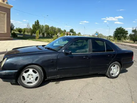 Mercedes-Benz E 230 1996 года за 2 100 000 тг. в Тараз – фото 3