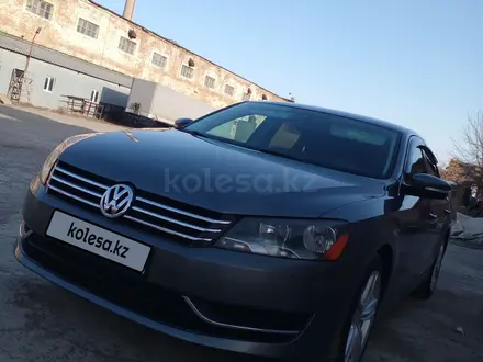 Volkswagen Passat 2014 года за 6 300 000 тг. в Атырау – фото 2